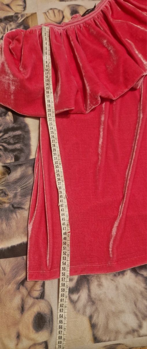 Vestito corto rosa monospalla.