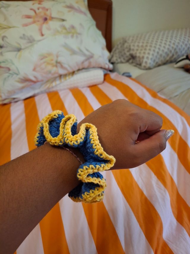 Coletero de ganchillo azul y amarillo