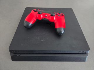 Consola PS4 Slim Negra + Mando Rojo y dos juegos