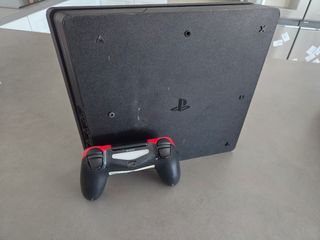 Consola PS4 Slim Negra + Mando Rojo y dos juegos
