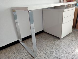 Escritorio blanco con cajonera 