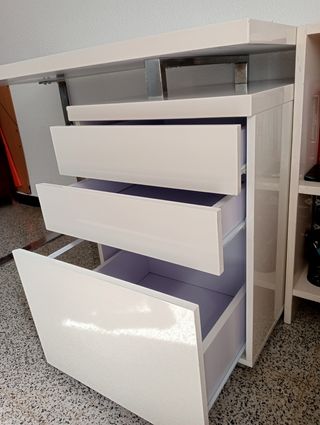 Escritorio blanco con cajonera 