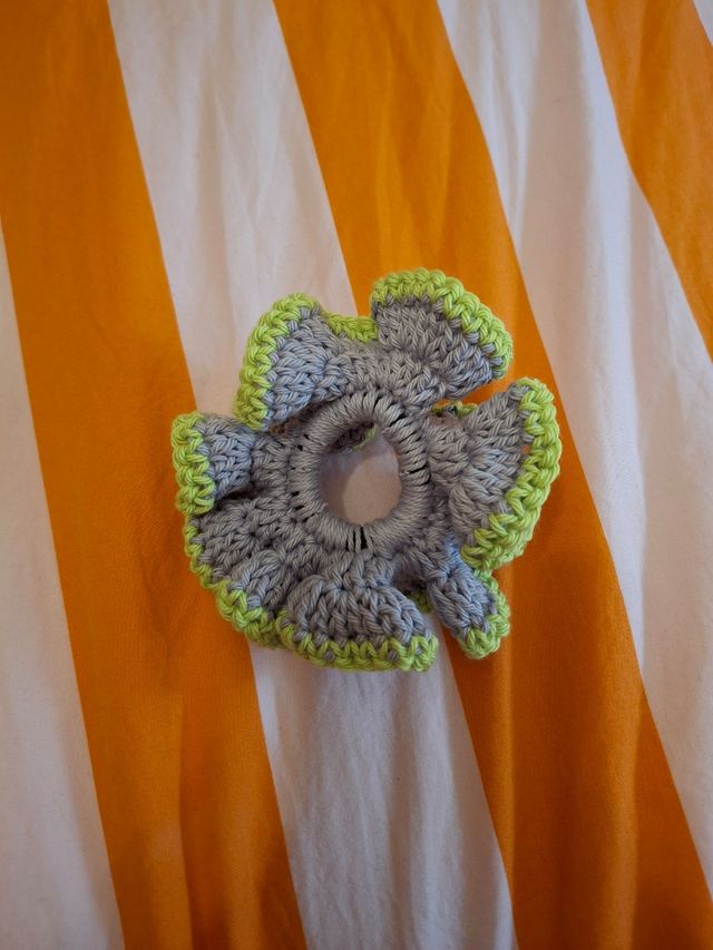 Coletero ganchillo flor gris y verde