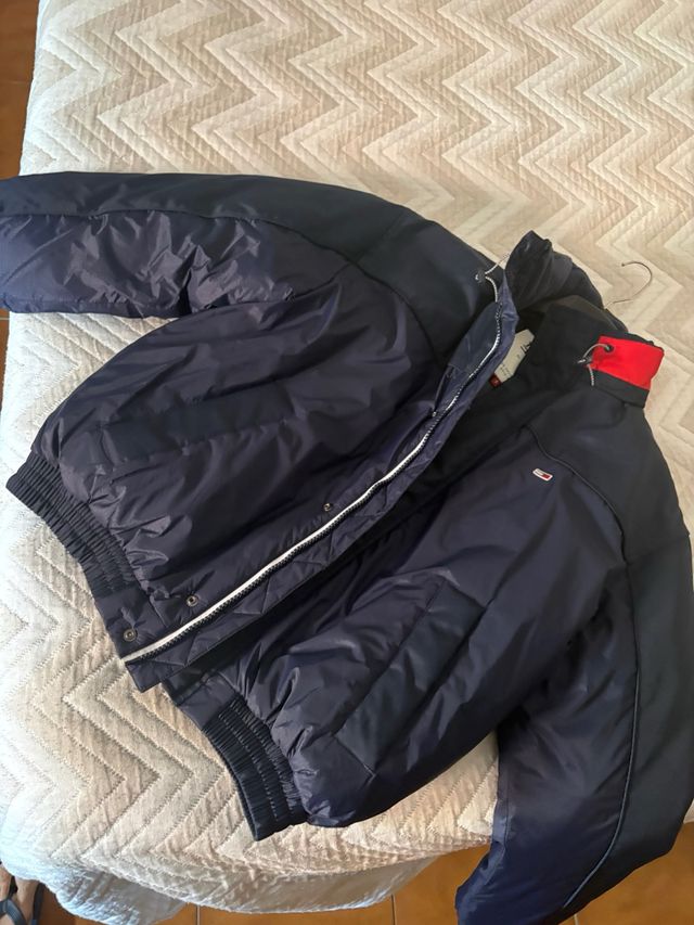 Chaqueta Tommy Hilfiger azul y roja