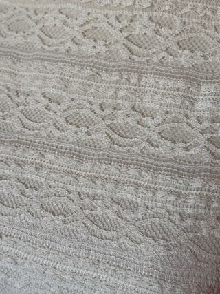 Blusa de encaje con cuello alto Sfera