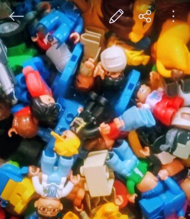 Lote de figuras Lego.una caja llena