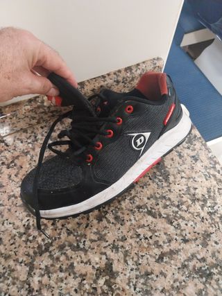 Zapato de seguridad Dunlop negro y rojo