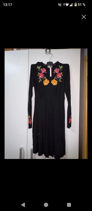 Vestido negro con bordado floral