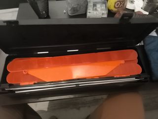 Triángulo de señalización para coche homologado.