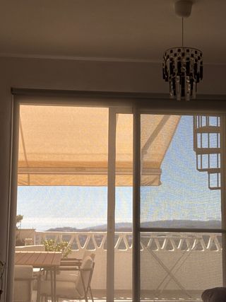 Toldo eléctrico beige y blanco