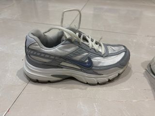 Tenis Nike Originales Gris y Blanco solo un uso 