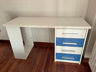 Escritorio juvenil blanco y azul