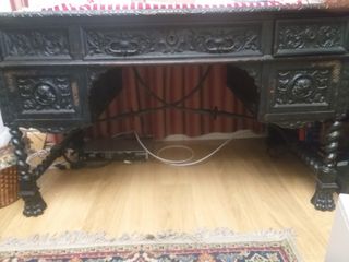 Mesa de despacho antigua tallada