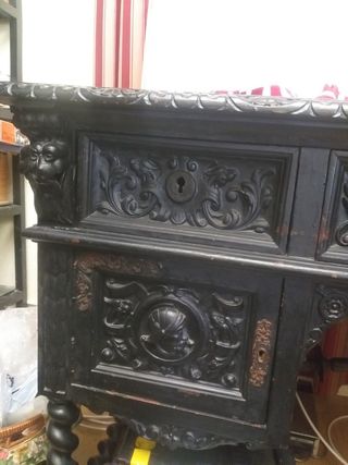 Mesa de despacho antigua tallada