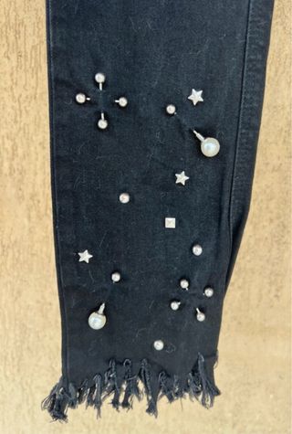 Pantaloni neri con spille