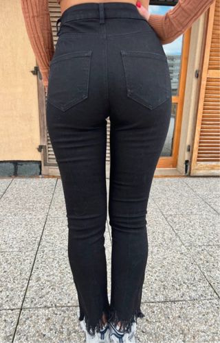 Pantaloni neri con spille