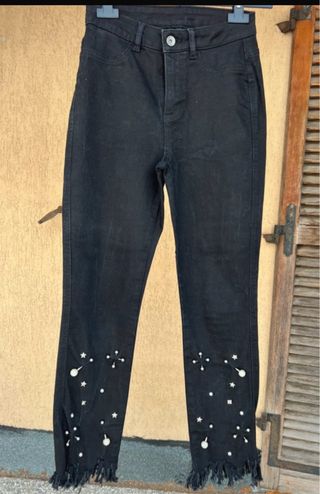 Pantaloni neri con spille
