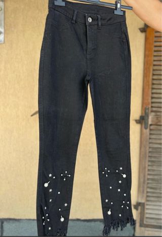 Pantaloni neri con spille