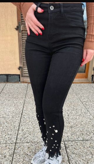 Pantaloni neri con spille