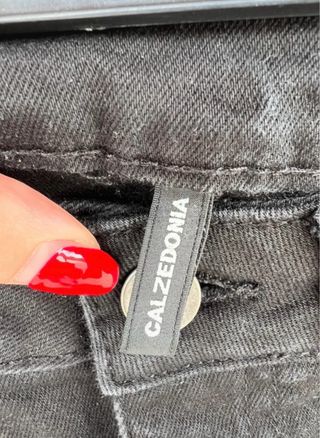 Pantaloni neri con spille