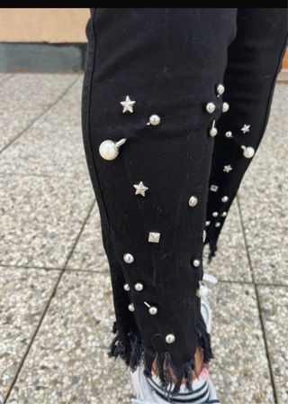 Pantaloni neri con spille