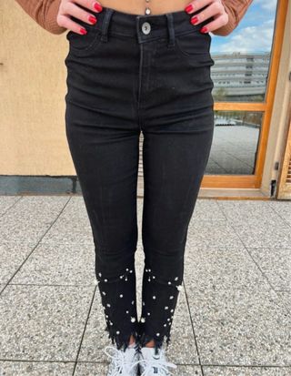 Pantaloni neri con spille