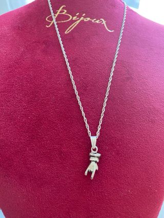 Collana con ciondolo raffigurante corna 