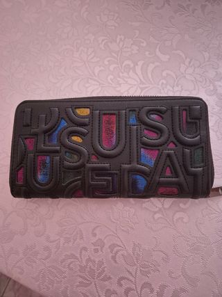 Monedero negro con letras multicolor