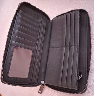 Monedero negro con letras multicolor
