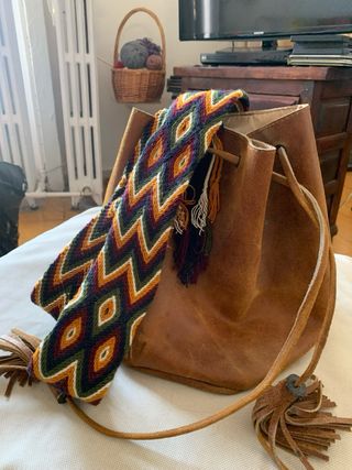 Bolso de cuero marrón con correa multicolor