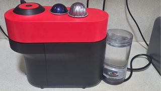 Cafetera Nespresso Roja y Negra