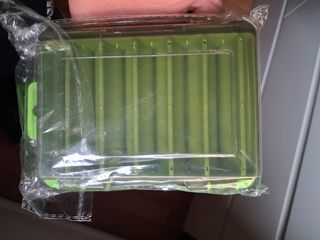 Caja señuelos pesca verde