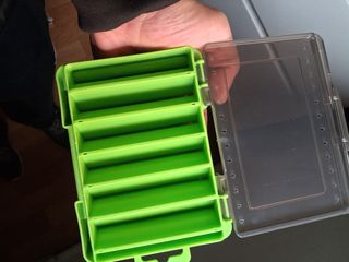 Caja señuelos pesca verde