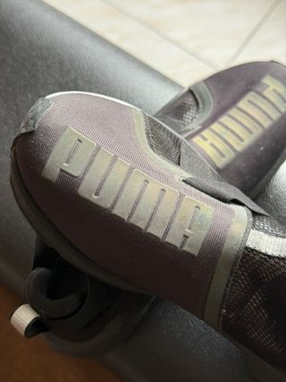 Zapatillas Puma Negras y Plateadas