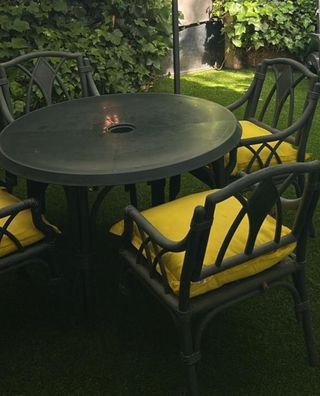 Mesa y 4 sillas de jardín