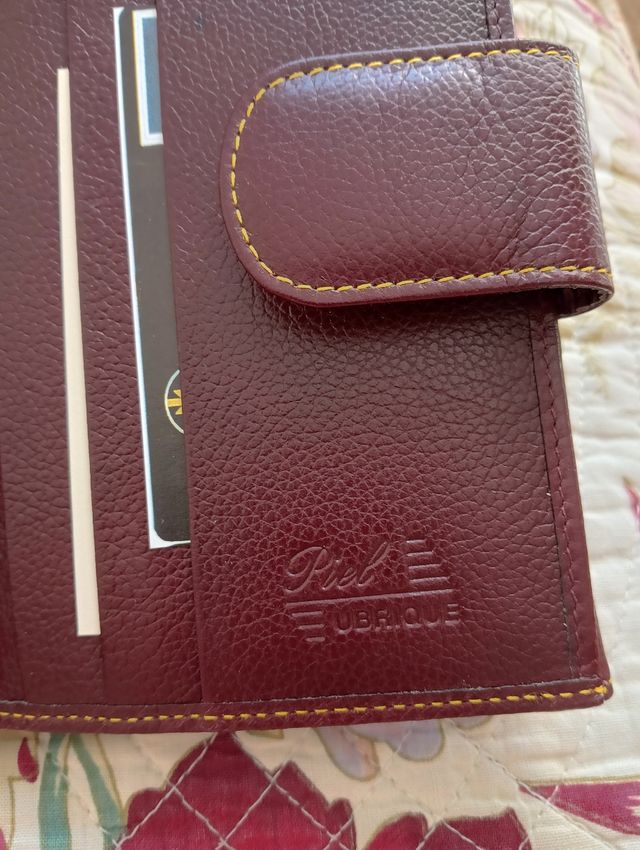 Cartera  color corinto