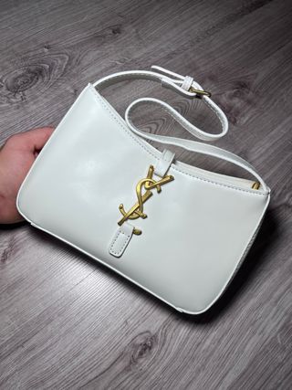 Bolso YSL blanco con logo dorado