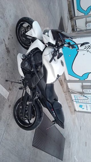 Kawasaki Z750 Blanca