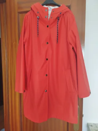 Chubasquero rojo con capucha