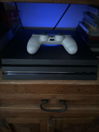 Consola Sony PS4 Negra + Mando Blanco