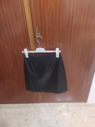 Falda negra cuero midi (medio muslo)