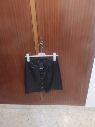 Falda negra cuero midi (medio muslo)