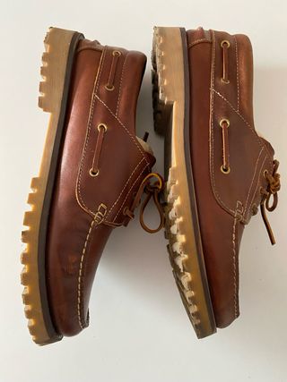 Zapatos náuticos de cuero marrón