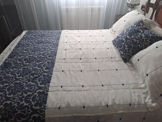Edredón azul y blanco