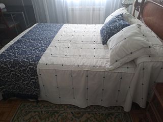 Edredón azul y blanco
