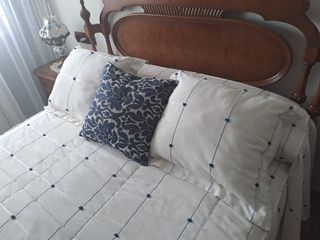Edredón azul y blanco