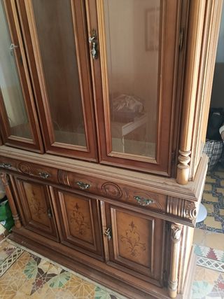 Armario vitrina de madera con puertas de cristal