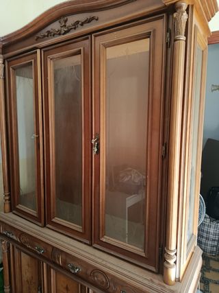 Armario vitrina de madera con puertas de cristal