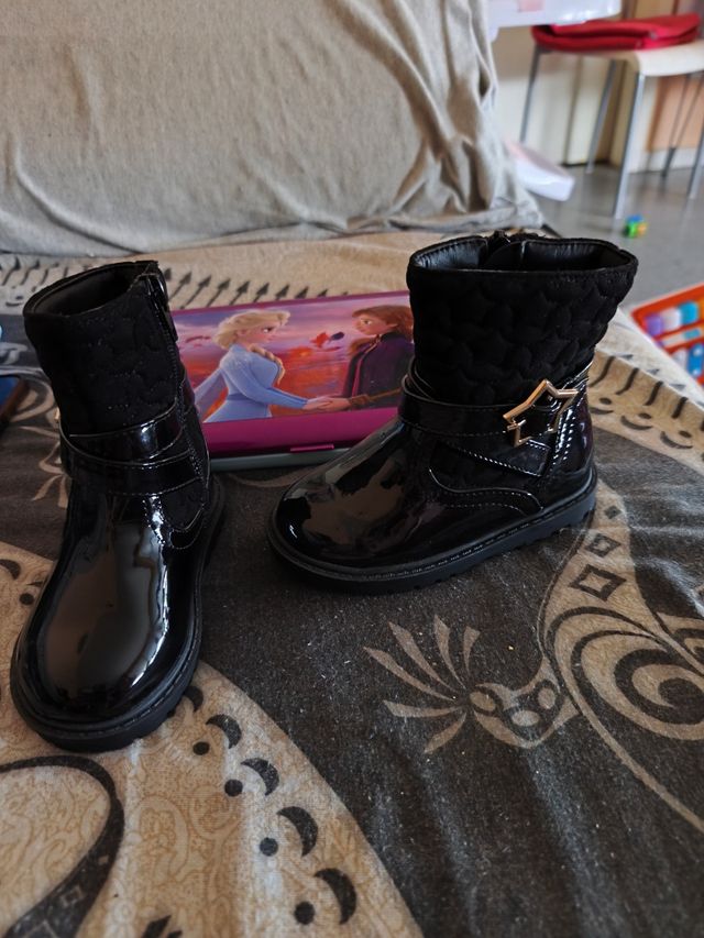 Botitas niña charol negro 