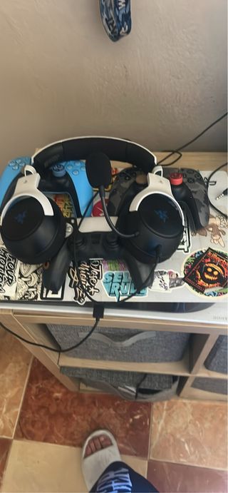 PS5 y silla gaming con juegos y todos los accesori